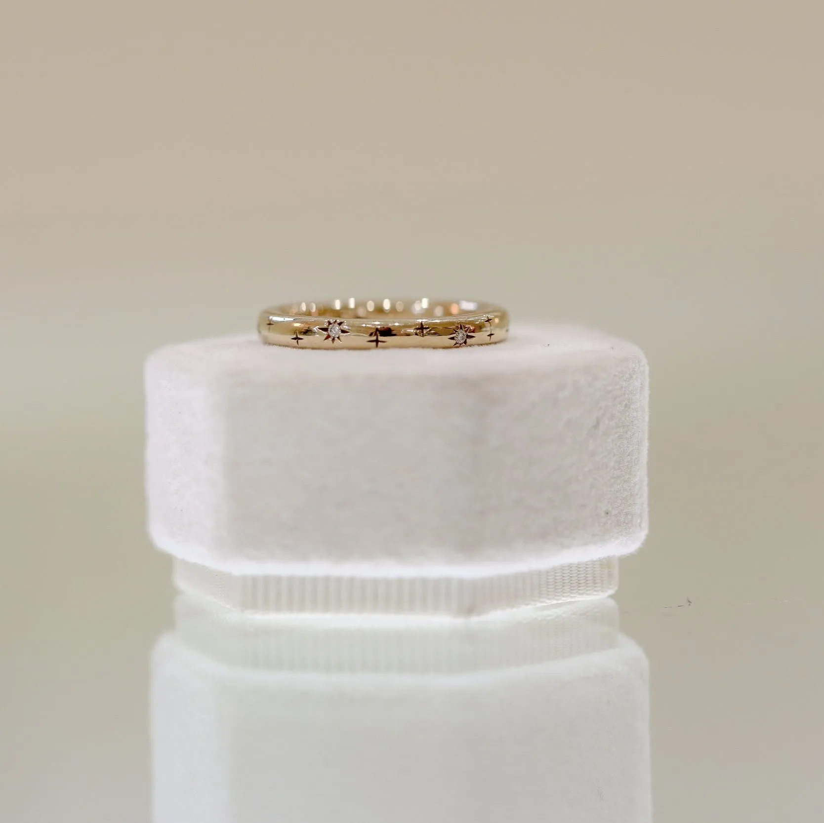 14ky Star-Cut Eternity Band