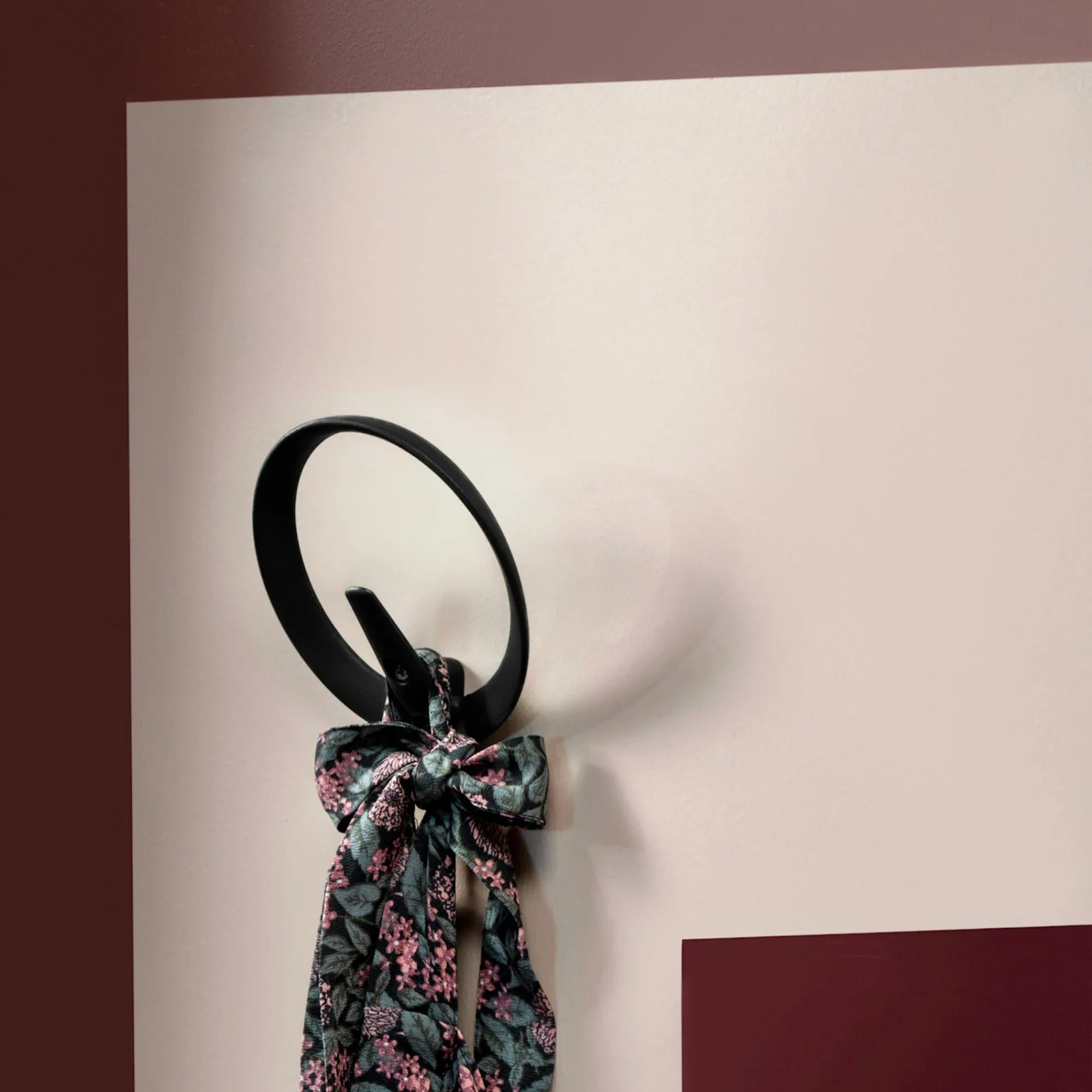 Essem Design Gloria hook, black