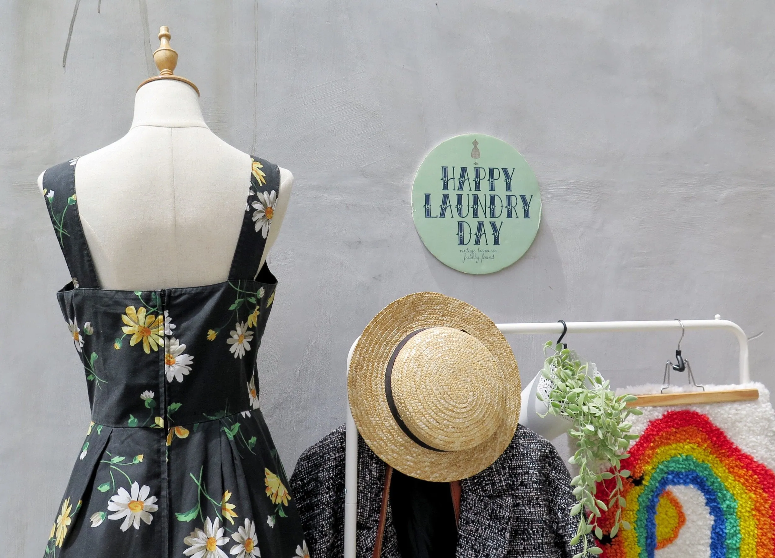Happy daisy day | Vintage 1970s 1980s grunge punk rock style Floral midi dress with Pockets