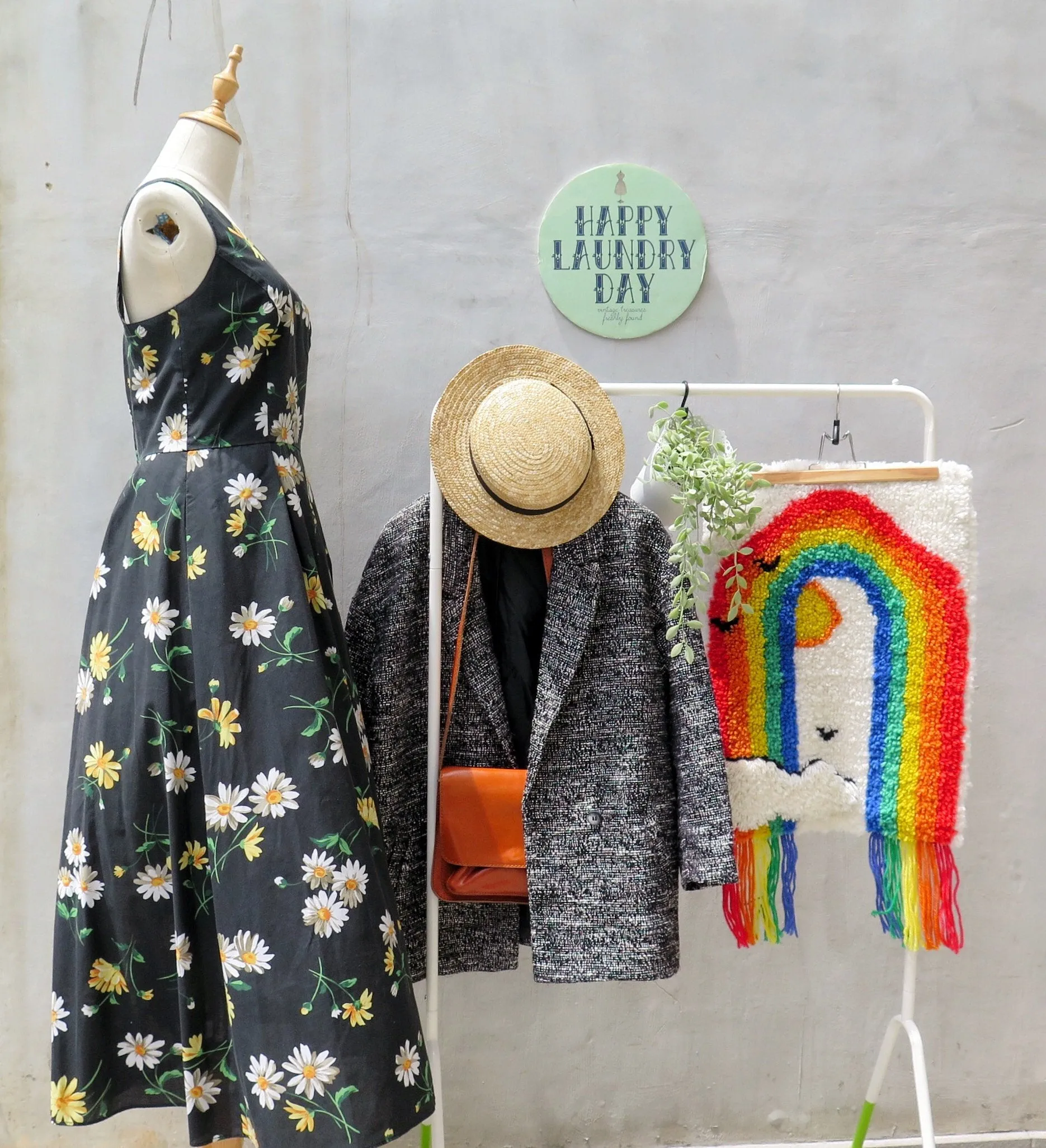 Happy daisy day | Vintage 1970s 1980s grunge punk rock style Floral midi dress with Pockets