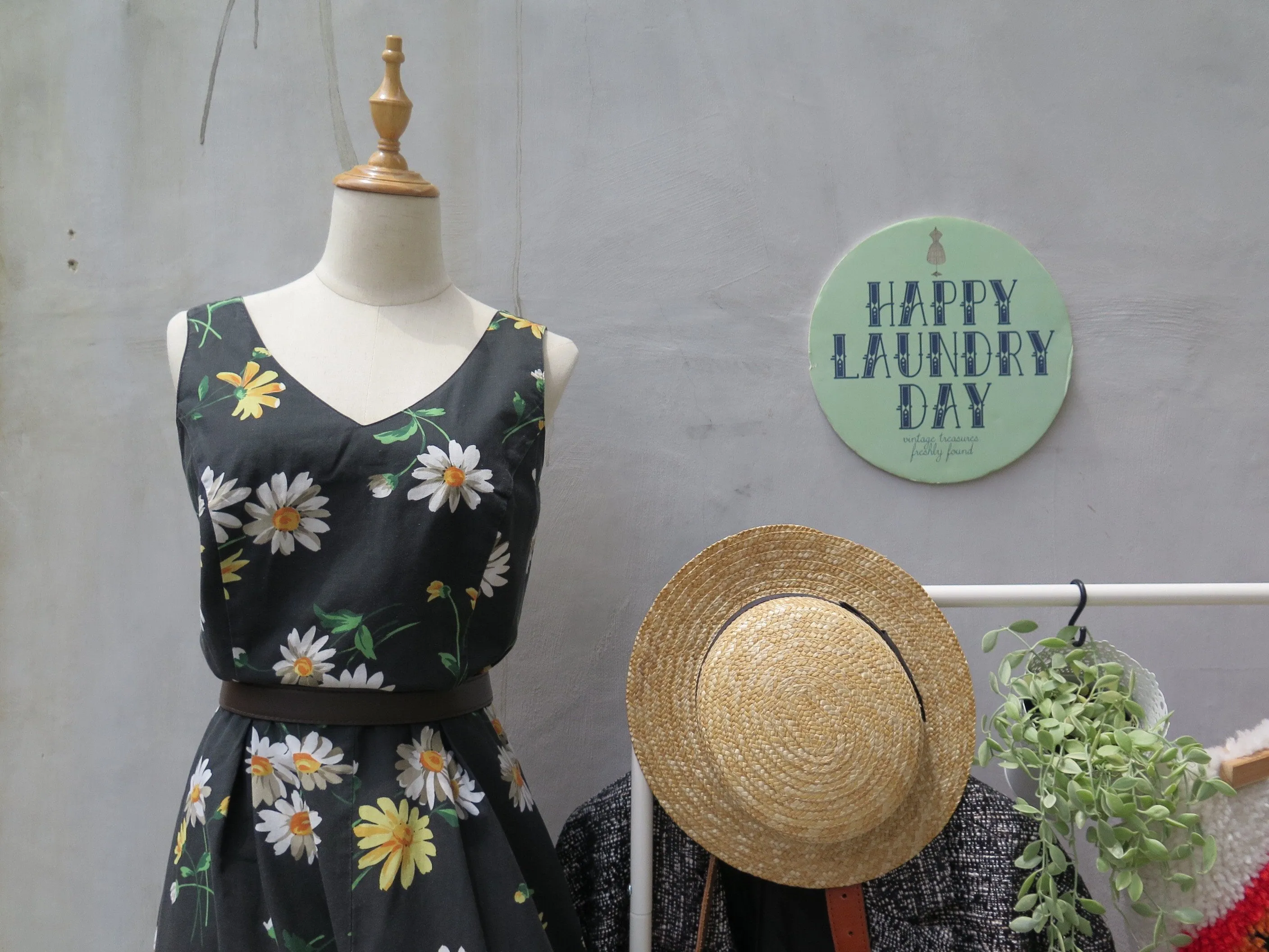 Happy daisy day | Vintage 1970s 1980s grunge punk rock style Floral midi dress with Pockets