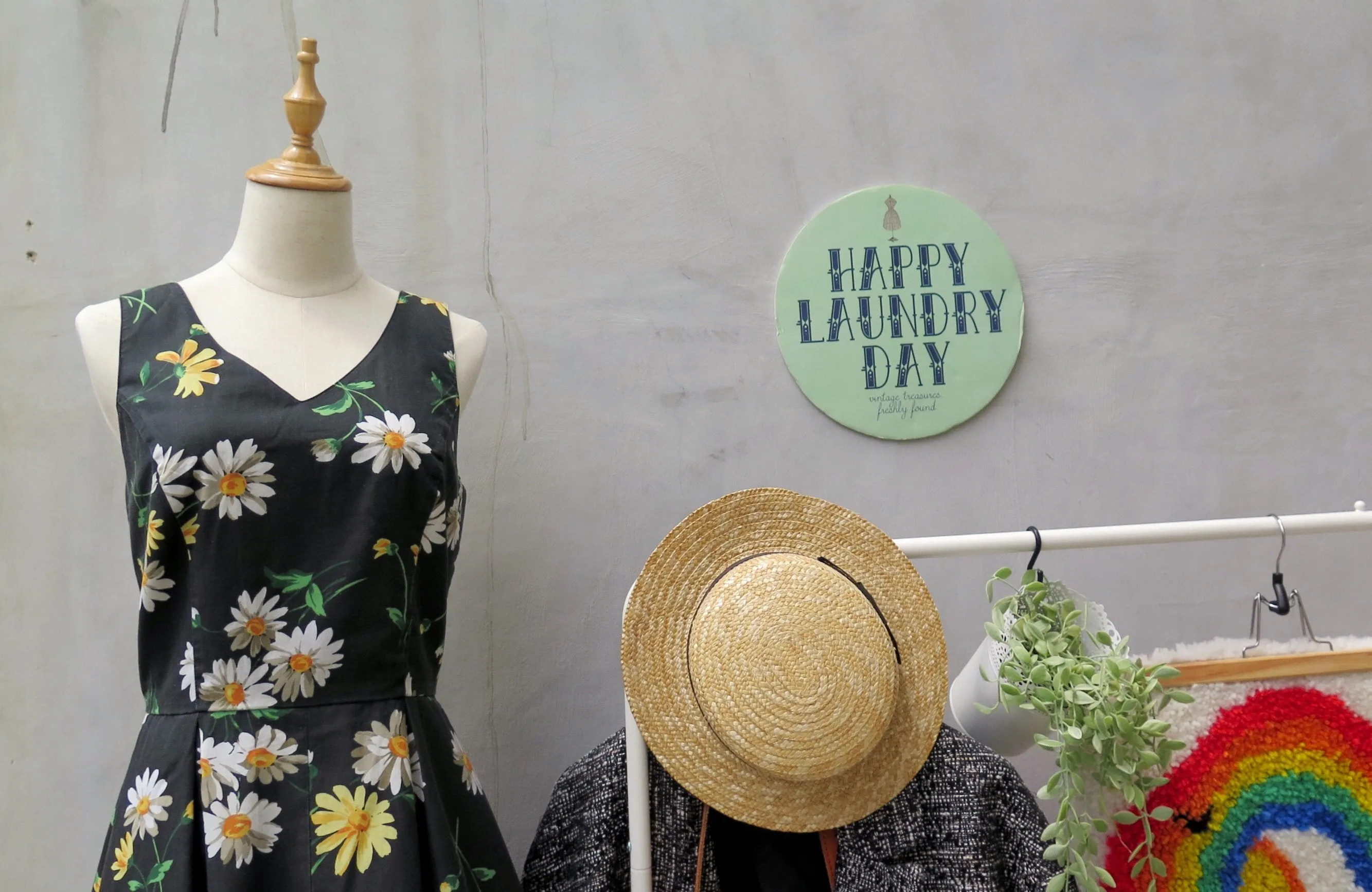 Happy daisy day | Vintage 1970s 1980s grunge punk rock style Floral midi dress with Pockets
