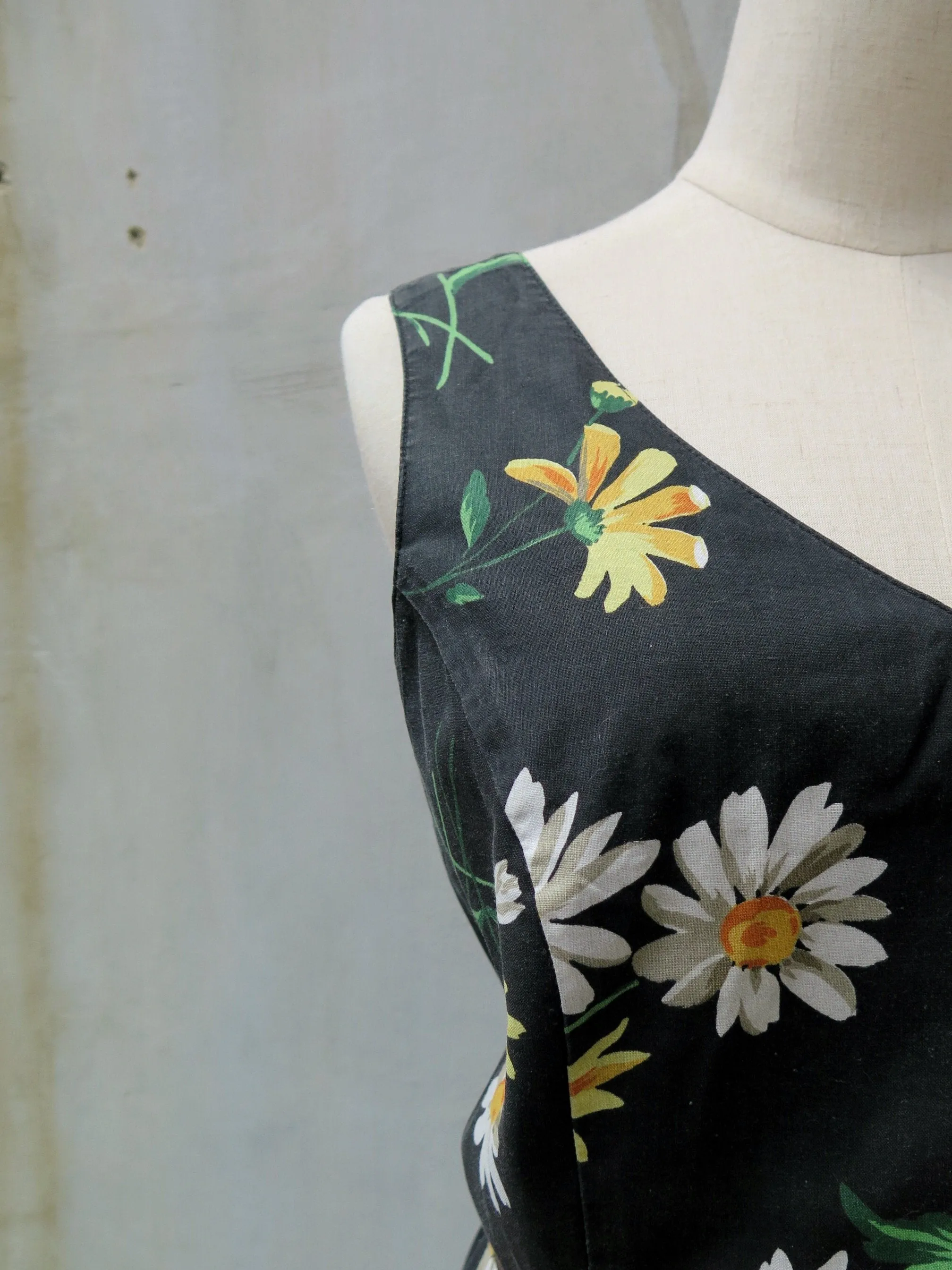 Happy daisy day | Vintage 1970s 1980s grunge punk rock style Floral midi dress with Pockets