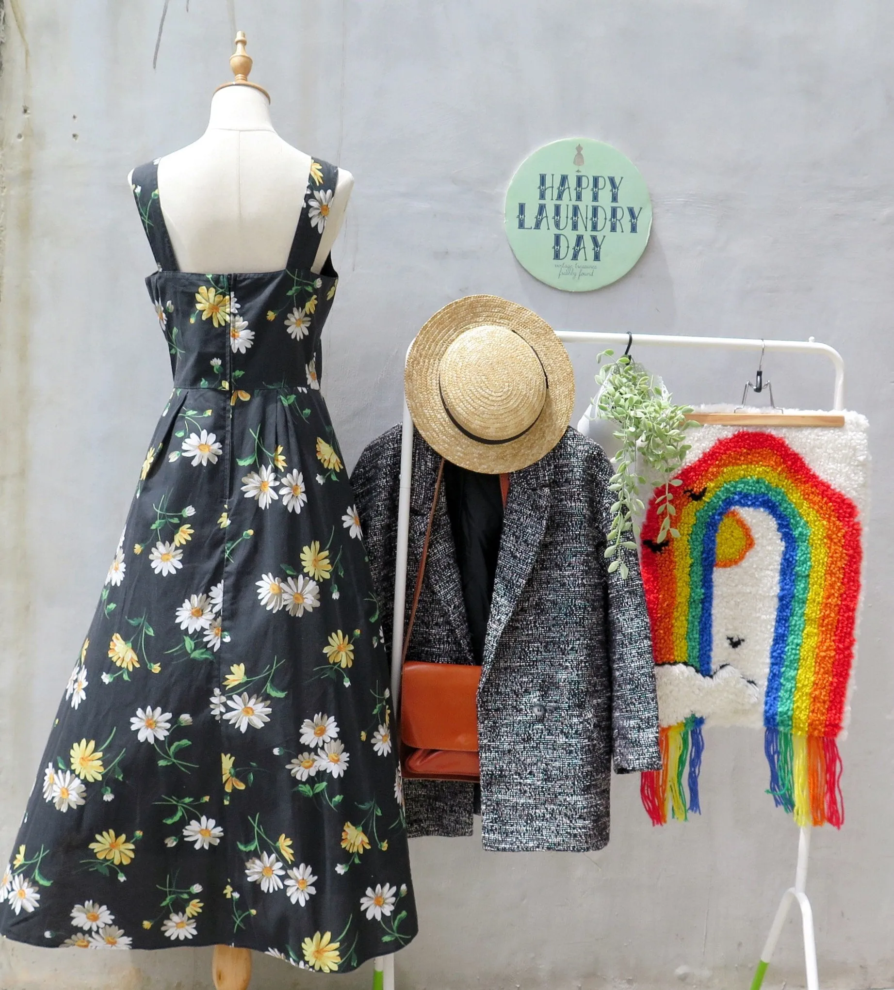 Happy daisy day | Vintage 1970s 1980s grunge punk rock style Floral midi dress with Pockets